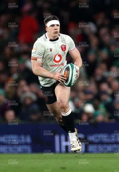 060326 - Ireland v Wales - Guinness Six Nations Championship - Eddie James of Wales 