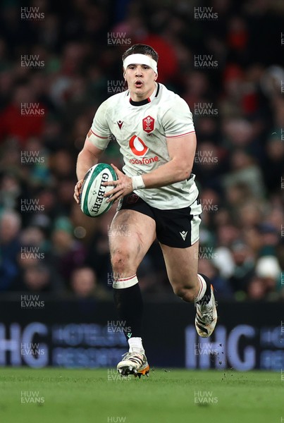 060326 - Ireland v Wales - Guinness Six Nations Championship - Eddie James of Wales 