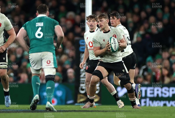 060326 - Ireland v Wales - Guinness Six Nations Championship - Alex Mann of Wales 