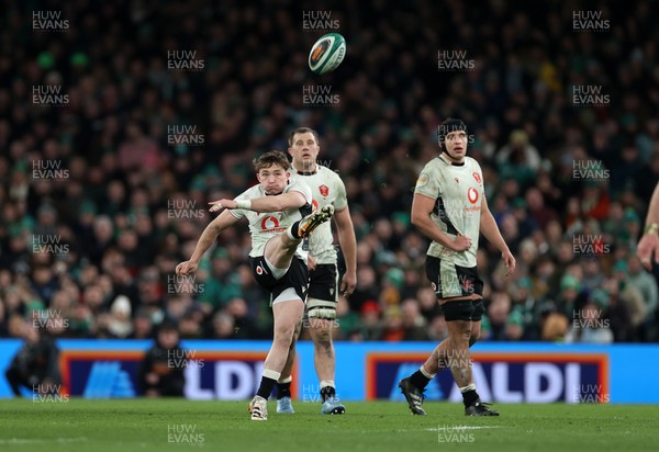 060326 - Ireland v Wales - Guinness Six Nations Championship - Dan Edwards of Wales 