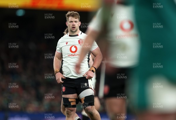 060326 - Ireland v Wales - Guinness Six Nations Championship - Olly Cracknell of Wales 