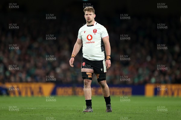 060326 - Ireland v Wales - Guinness Six Nations Championship - Olly Cracknell of Wales 