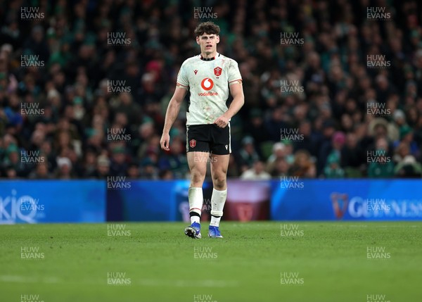 060326 - Ireland v Wales - Guinness Six Nations Championship - Eddie James of Wales 
