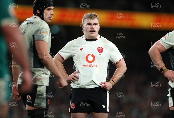 060326 - Ireland v Wales - Guinness Six Nations Championship - Archie Griffin of Wales 