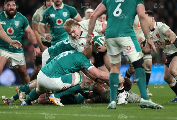 060326 - Ireland v Wales - Guinness Six Nations Championship - Archie Griffin of Wales 