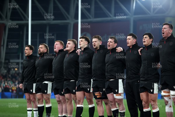 060326 - Ireland v Wales - Guinness Six Nations Championship - Wales sing the anthem