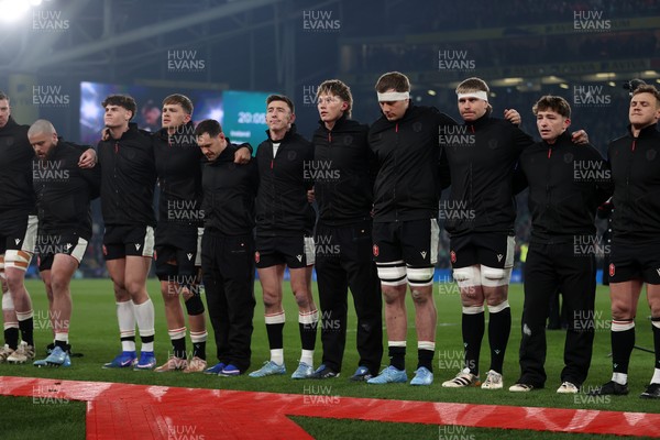 060326 - Ireland v Wales - Guinness Six Nations Championship - Wales sing the anthem