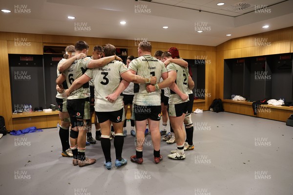 060326 - Ireland v Wales - Guinness Six Nations Championship - Wales team huddle at half time in the changing room