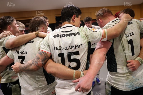 060326 - Ireland v Wales - Guinness Six Nations Championship - Wales team huddle at half time in the changing room