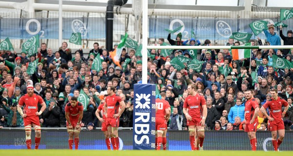 080214 - Ireland v Wales - RBS Six Nations 2014 -Wales players look dejected