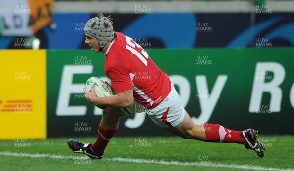 08.10.11 - Ireland v Wales - Rugby World Cup Quarter-Final 2011 - Jonathan Davies of Wales runs in to score try. 