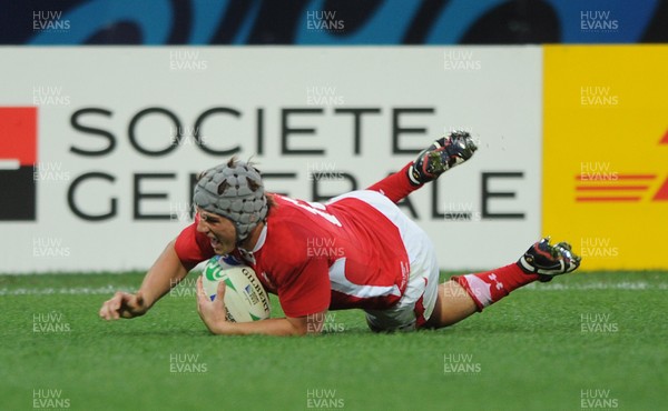 08.10.11 - Ireland v Wales - Rugby World Cup Quarter-Final 2011 - Jonathan Davies of Wales runs in to score try. 
