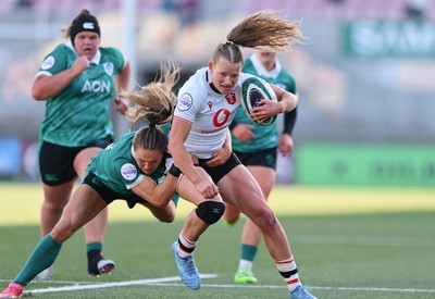 090526 - Ireland v Wales, 2026 Guinness Women’s 6 Nations - Carys Cox of Wales breaks away