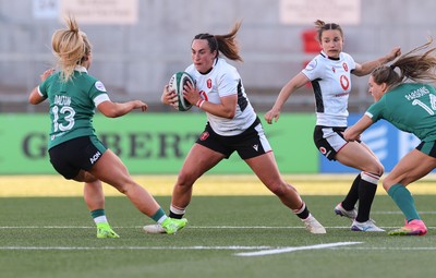 090526 - Ireland v Wales, 2026 Guinness Women’s 6 Nations - Courtney Keight of Wales takes on Aoife Dalton of Ireland