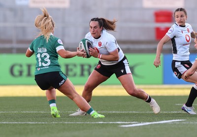 090526 - Ireland v Wales, 2026 Guinness Women’s 6 Nations - Courtney Keight of Wales takes on Aoife Dalton of Ireland