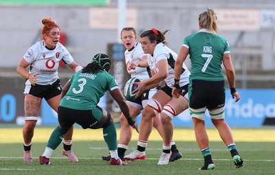 090526 - Ireland v Wales, 2026 Guinness Women’s 6 Nations - Branwen Metcalfe of Wales takes on Linda Djougang of Ireland
