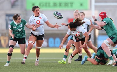 090526 - Ireland v Wales, 2026 Guinness Women’s 6 Nations - Jorja Aiono of Wales collects the pass from Courtney Keight of Wales
