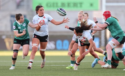 090526 - Ireland v Wales, 2026 Guinness Women’s 6 Nations - Jorja Aiono of Wales collects the pass from Courtney Keight of Wales
