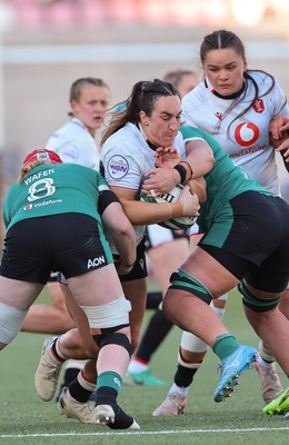 090526 - Ireland v Wales, 2026 Guinness Women’s 6 Nations - Courtney Keight of Wales takes on Brittany Hogan of Ireland  and Aoife Wafer of Ireland