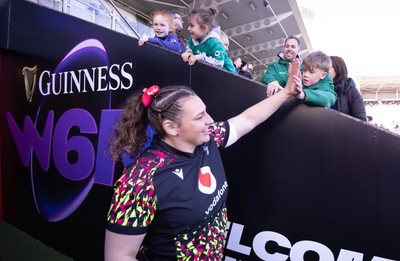 090526 - Ireland v Wales, 2026 Guinness Women’s 6 Nations - Gwenllian Pyrs of Wales high fives a young fan ahead of the match