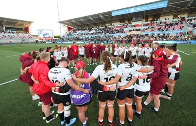 090526 - Ireland v Wales, 2026 Guinness Women’s 6 Nations - The team huddle up at the end of the match 