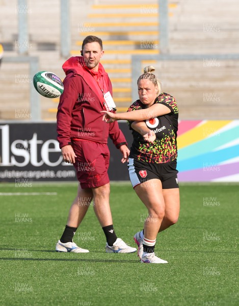 090526 - Ireland v Wales, 2026 Guinness Women’s 6 Nations - Kelsey Jones of Wales during warm up