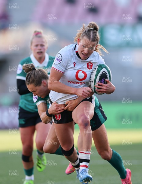 090526 - Ireland v Wales, 2026 Guinness Women’s 6 Nations - Carys Cox of Wales breaks away