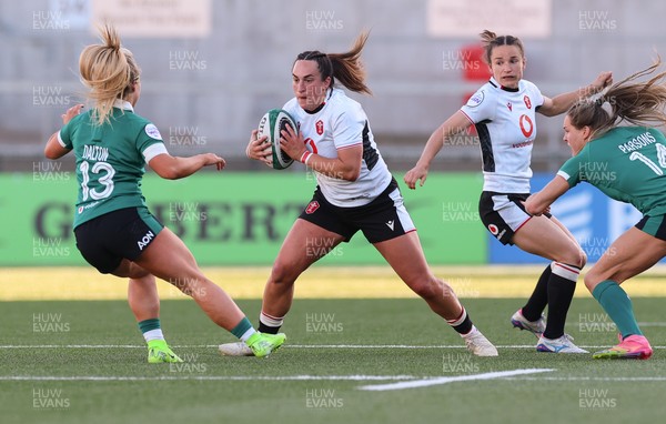 090526 - Ireland v Wales, 2026 Guinness Women’s 6 Nations - Courtney Keight of Wales takes on Aoife Dalton of Ireland
