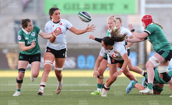 090526 - Ireland v Wales, 2026 Guinness Women’s 6 Nations - Jorja Aiono of Wales collects the pass from Courtney Keight of Wales