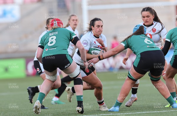 090526 - Ireland v Wales, 2026 Guinness Women’s 6 Nations - Courtney Keight of Wales takes on Brittany Hogan of Ireland  and Aoife Wafer of Ireland