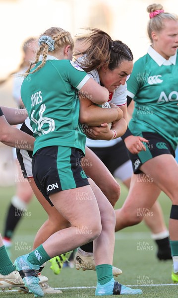 090526 - Ireland v Wales, 2026 Guinness Women’s 6 Nations - Courtney Keight of Wales takes on Neve Jones of Ireland
