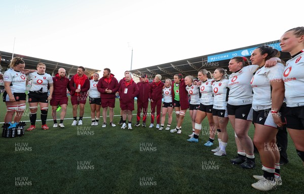 090526 - Ireland v Wales, 2026 Guinness Women’s 6 Nations - Wales players huddle up at the end of the match