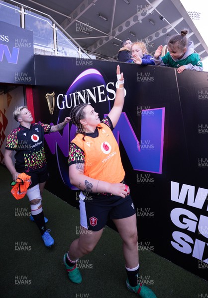 090526 - Ireland v Wales, 2026 Guinness Women’s 6 Nations - Maisie Davies of Wales and Donna Rose of Wales high five young fans ahead of the match 