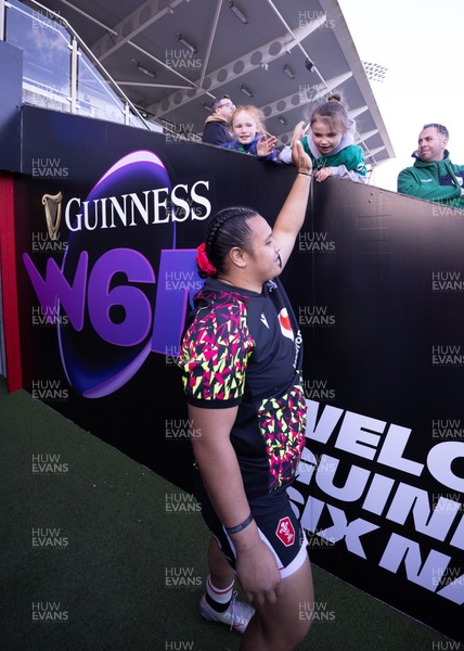 090526 - Ireland v Wales, 2026 Guinness Women’s 6 Nations - Sisilia Tuipulotu of Wales high fives a young fan ahead of the match