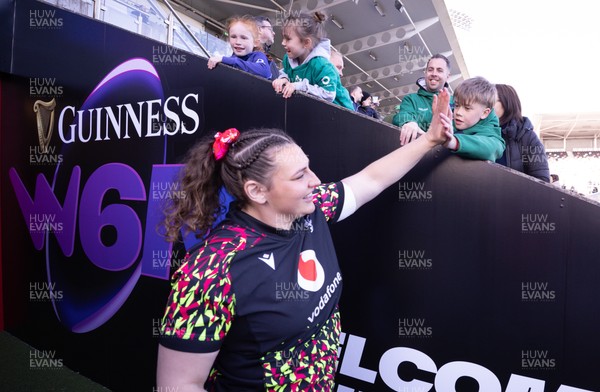 090526 - Ireland v Wales, 2026 Guinness Women’s 6 Nations - Gwenllian Pyrs of Wales high fives a young fan ahead of the match