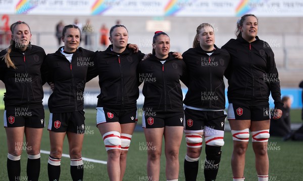 090526 - Ireland v Wales, 2026 Guinness Women’s 6 Nations - Left to right, Hannah Dallavalle of Wales, Jasmine Joyce of Wales, Alisha Joyce of Wales, Kayleigh Powell of Wales, Bethan Lewis of Wales and Natalia John of Wales line up for the anthems ahead of the match
