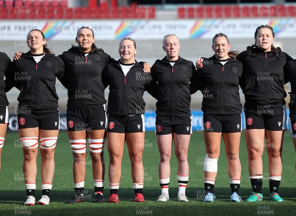 090526 - Ireland v Wales, 2026 Guinness Women’s 6 Nations - Left to right, Branwen Metcalfe of Wales, Bryonie King of Wales, Molly Reardon of Wales, Nikita Prothero of Wales, Freya Bell of Wales and Maisie Davies of Wales line up for the anthems ahead of the match