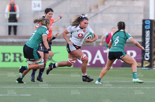 090526 - Ireland v Wales, 2026 Guinness Women’s 6 Nations - Bryonie King of Wales takes on Emily Lane of Ireland 