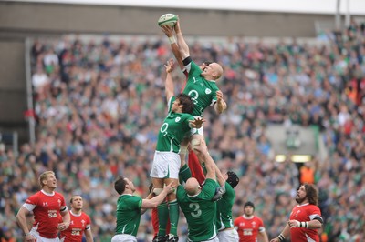 13.03.10 - Ireland v Wales - RBS Six Nations 2010 - Paul O'Connell of Ireland beats Jonathan Thomas of Wales to line-out ball. 