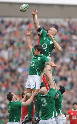 13.03.10 - Ireland v Wales - RBS Six Nations 2010 - Paul O'Connell of Ireland beats Jonathan Thomas of Wales to line-out ball. 