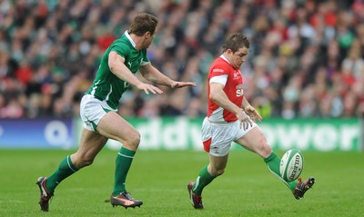 13.03.10 - Ireland v Wales - RBS Six Nations 2010 - Shane Williams of Wales takes on Tommy Bowe of Ireland. 