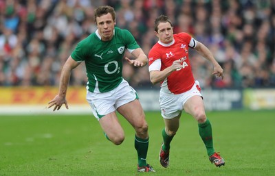 13.03.10 - Ireland v Wales - RBS Six Nations 2010 - Shane Williams of Wales takes on Tommy Bowe of Ireland. 