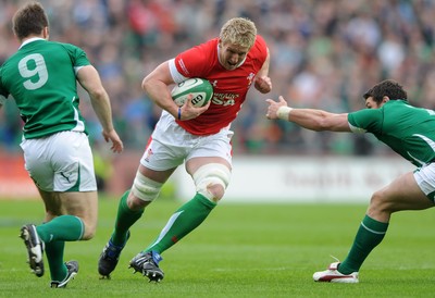 13.03.10 - Ireland v Wales - RBS Six Nations 2010 - Bradley Davies of Wales takes on Tomas O'Leary and David Wallace of Ireland. 