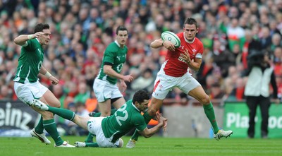 13.03.10 - Ireland v Wales - RBS Six Nations 2010 - Lee Byrne of Wales takes on Rob Kearney of Ireland. 