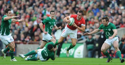 13.03.10 - Ireland v Wales - RBS Six Nations 2010 - Lee Byrne of Wales takes on Rob Kearney of Ireland. 