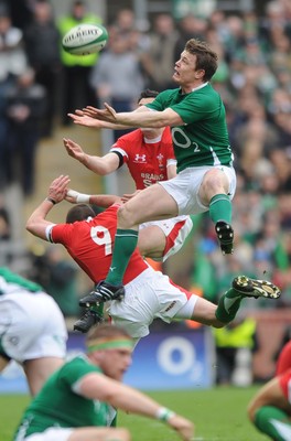 13.03.10 - Ireland v Wales - RBS Six Nations 2010 - Brian O'Driscoll of Ireland competes with Stephen Jones and Richie Rees of Wales for high ball. 