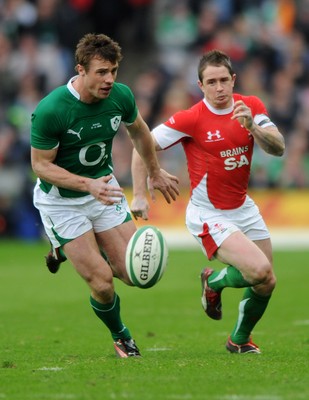 13.03.10 - Ireland v Wales - RBS Six Nations 2010 - Tommy Bowe of Ireland and Shane Williams of Wales compete. 