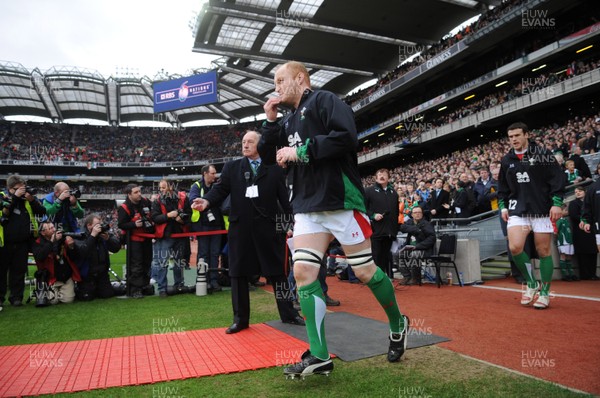 13.03.10 - Ireland v Wales - RBS Six Nations 2010 - Martyn Williams of Wales runs out. 