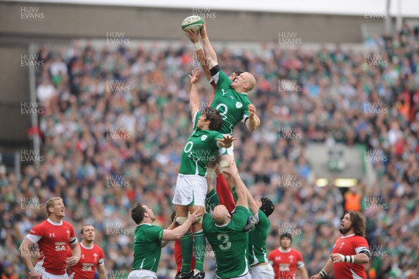 13.03.10 - Ireland v Wales - RBS Six Nations 2010 - Paul O'Connell of Ireland beats Jonathan Thomas of Wales to line-out ball. 