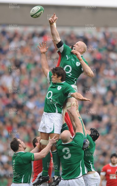 13.03.10 - Ireland v Wales - RBS Six Nations 2010 - Paul O'Connell of Ireland beats Jonathan Thomas of Wales to line-out ball. 